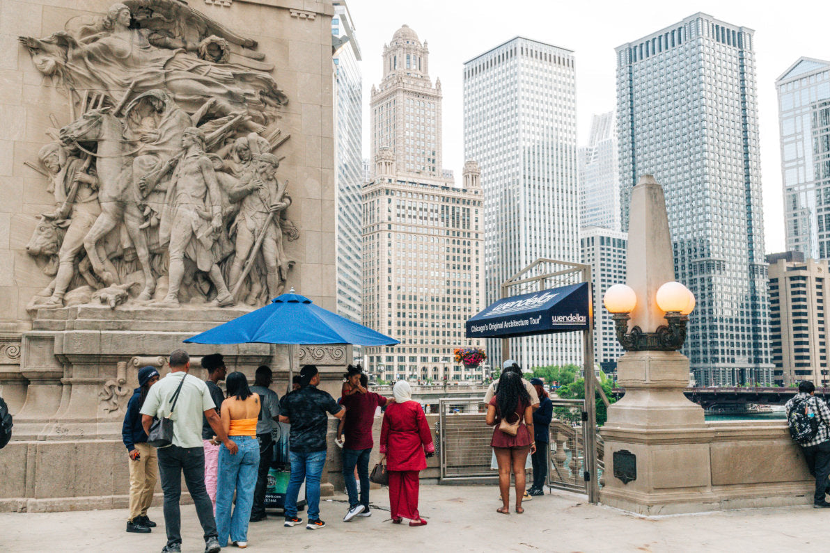 Passengers boarding various Wendella boat cruises at the Chicago River dock
