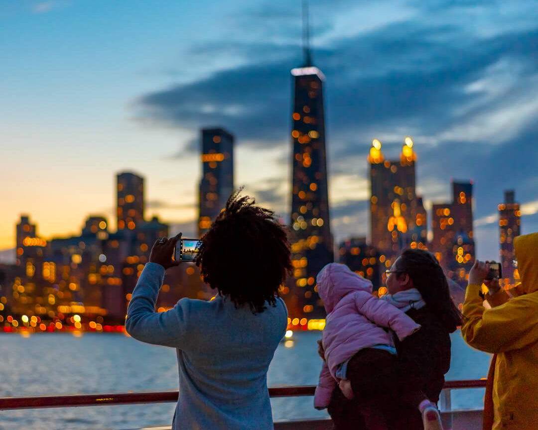 Family with young kids enjoying a Wendella architecture boat tour on the Chicago River