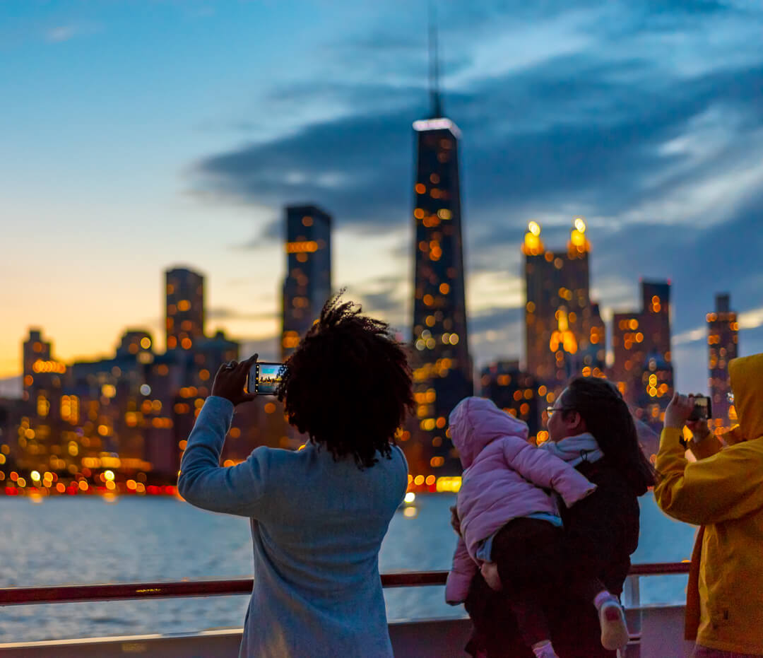Family with young kids enjoying a Wendella architecture boat tour on the Chicago River