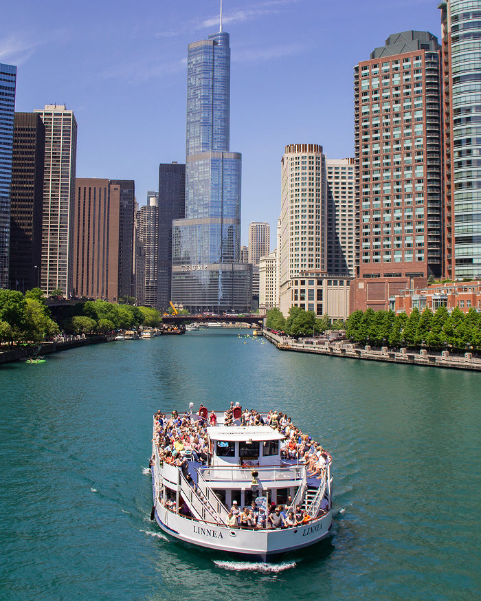 Wendella boat tour guests on a Chicago River architecture cruise