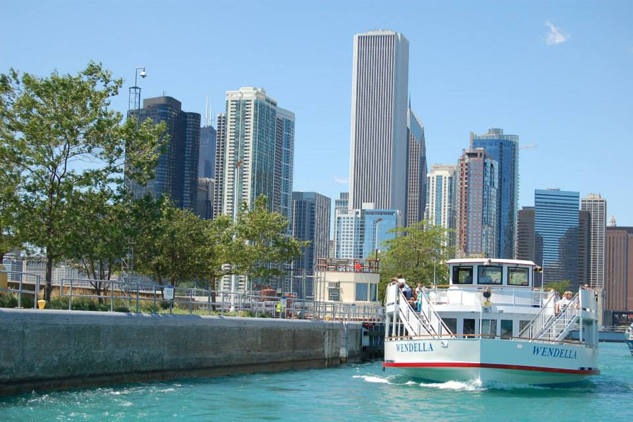 Wendella boat on the Chicago River on a clear, blue sky day with the Chicago skyline in the background.